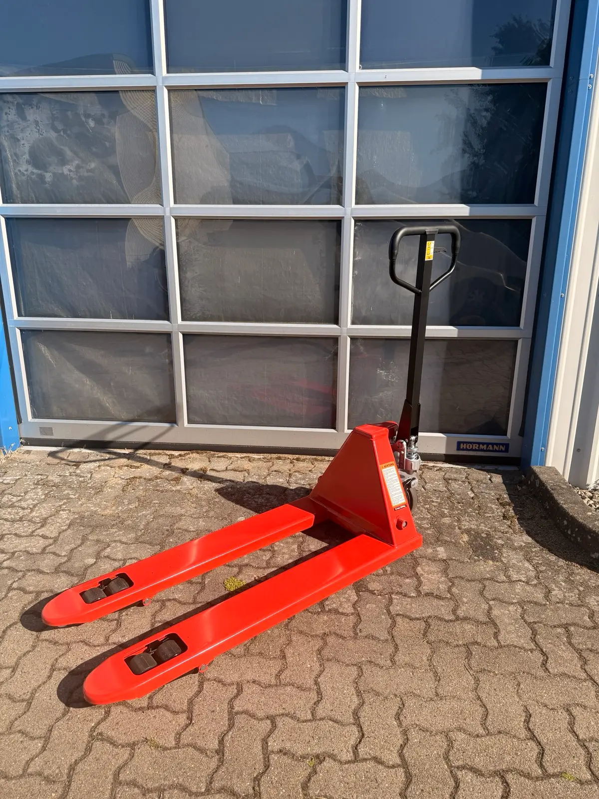 Handhubwagen 2.500 kg in Seitenansicht mit abgesenkten Gabeln