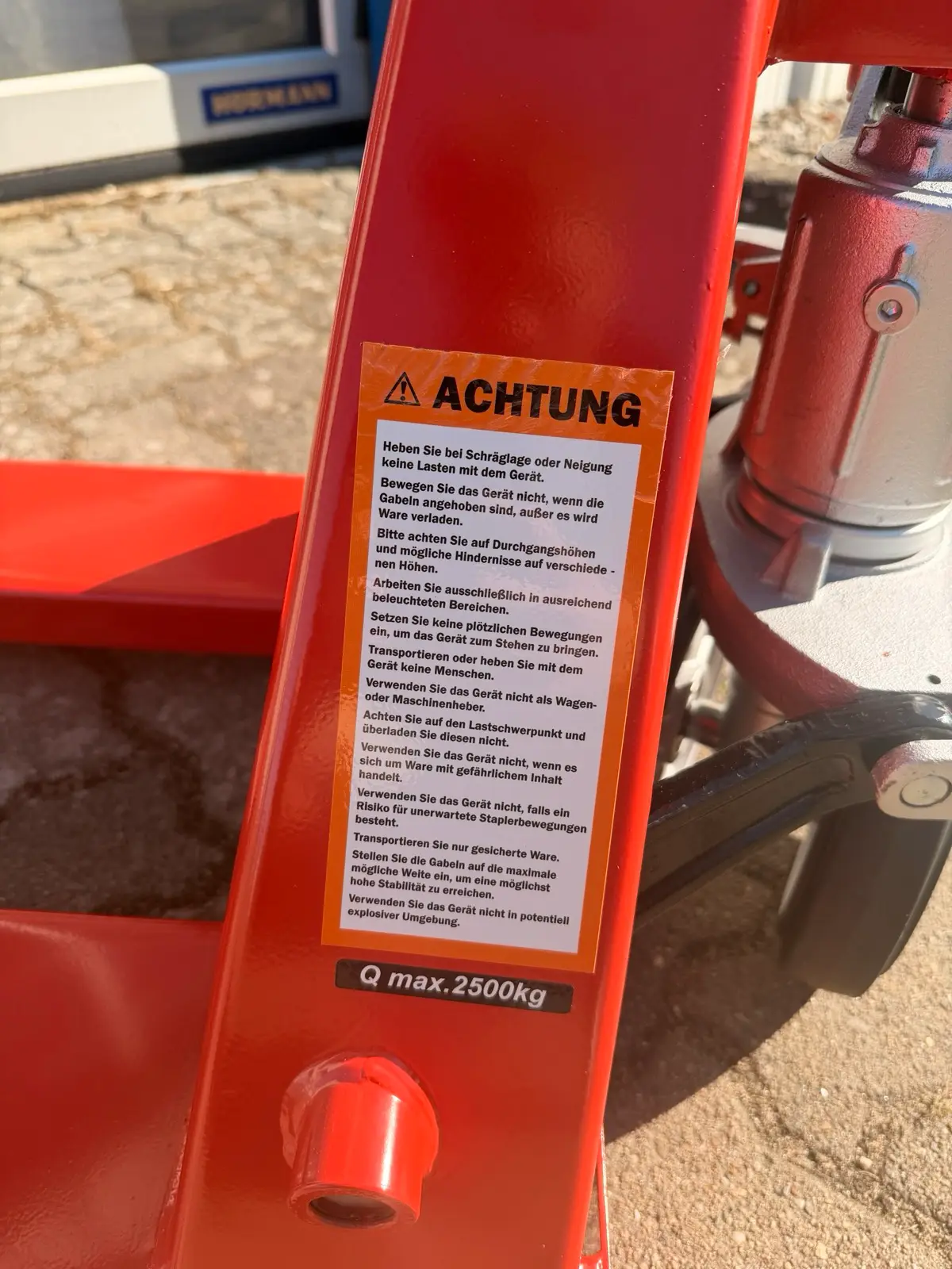 Typenschild des Handhubwagens mit Angabe Q max. 2.500 kg